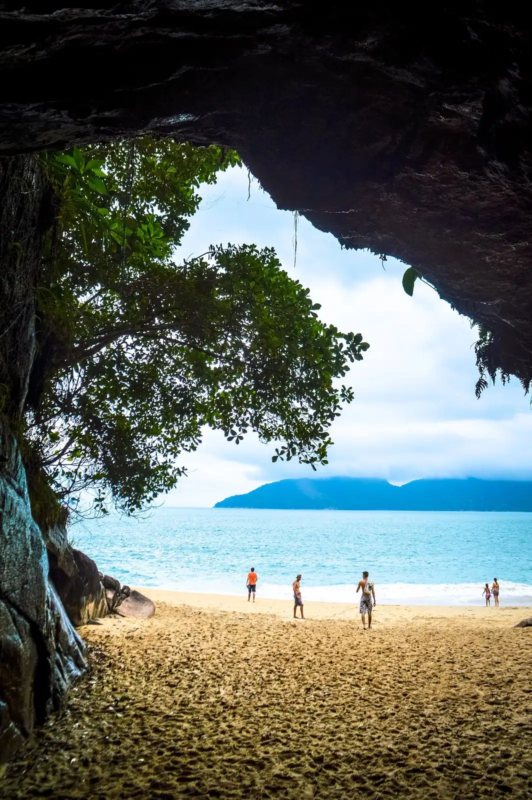 A Praia da Sununga vista de dentro da Gruta que Chora