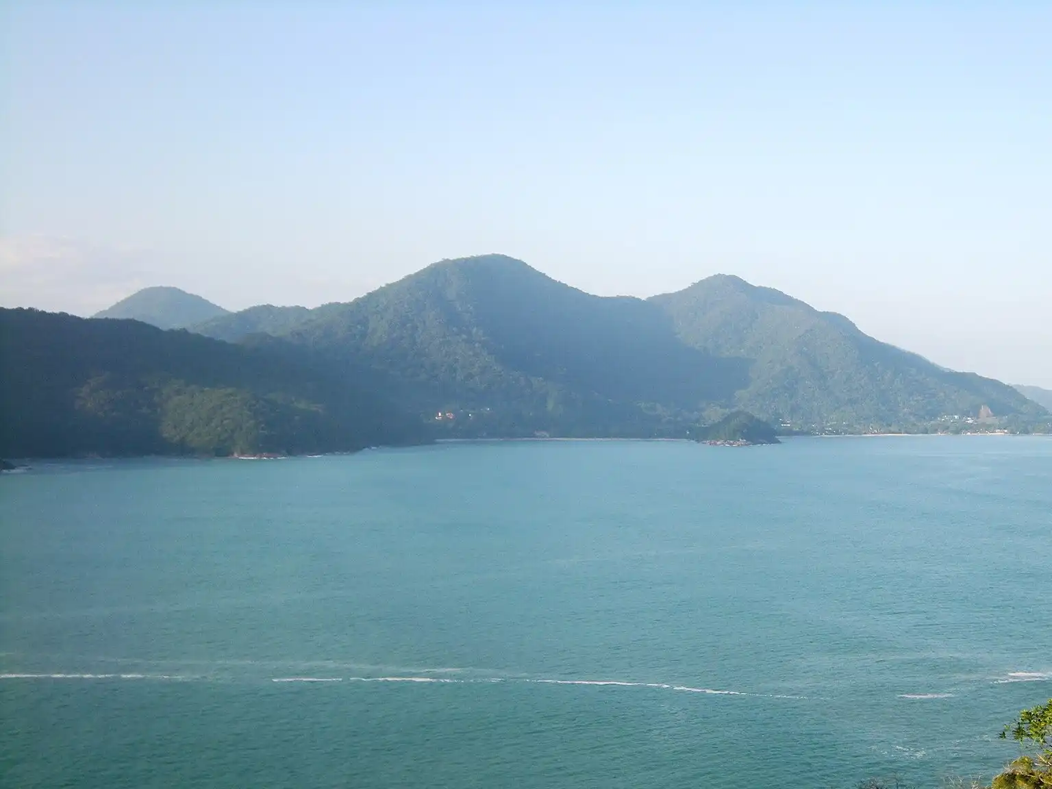 O mar do sul de Ubatuba visto do alto da costeira, com morros verdes